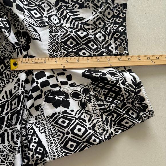 Chico's Women's Size 1 Medium Black and Whire Floral Geometric Capri Crop Pants - Picture 6 of 11